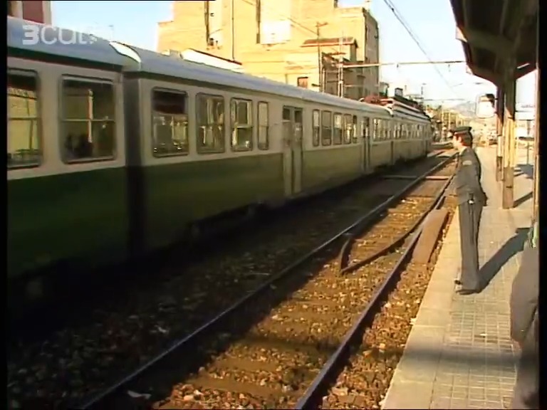 Tal com ens demanava en Carlos Sola, recuperem el brut amb els trens de Renfe circulant i el personal treballant. Segur que els enamorats del transport ferroviari ens podeu dir els models que veiem a les imatges