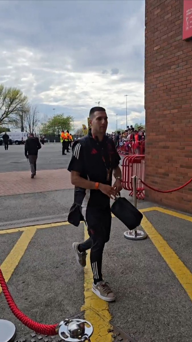 The Reds are in the building 🚪✅ #MUFC || #UEL
