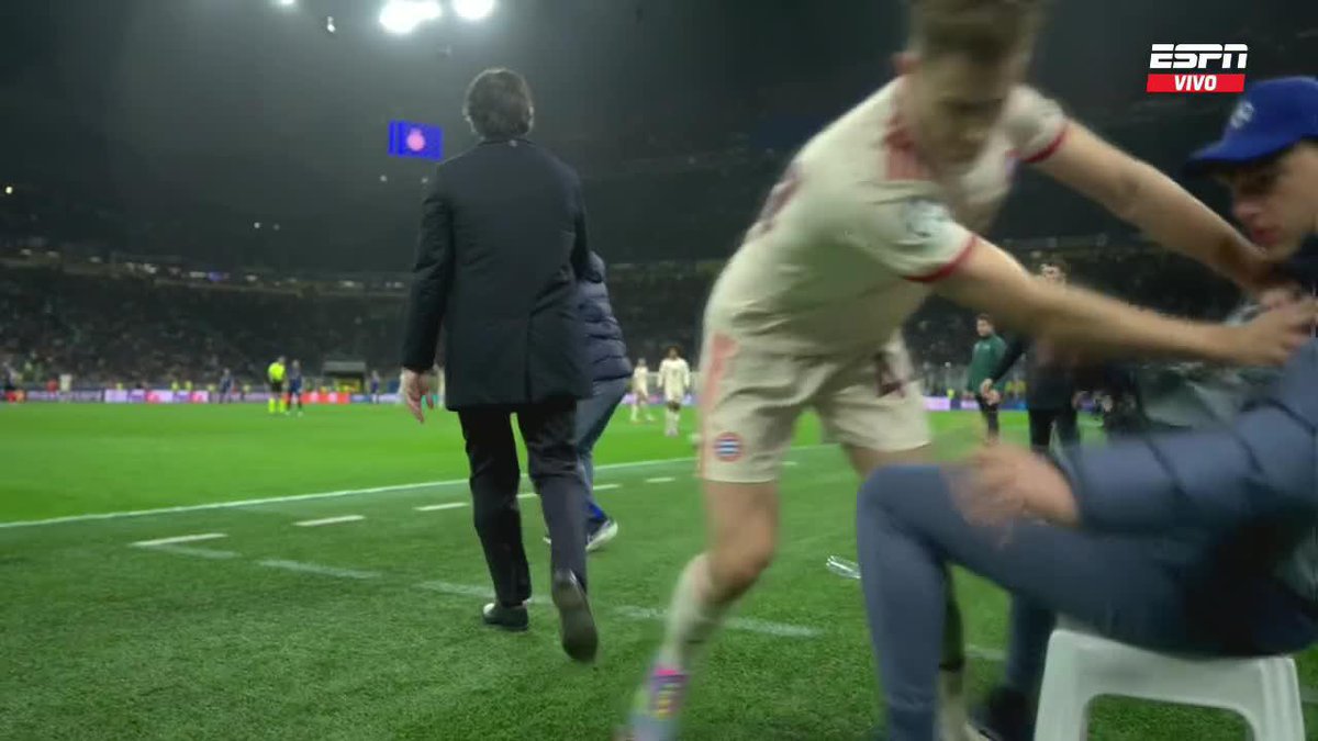 La violenta acción que se hizo viral post cuartos de final en la Champions League: atención a la reacción de Josip Stanisic contra un alcanzapelotas en Italia... 📺 Toda la #UCL, por #DisneyPlus Premium