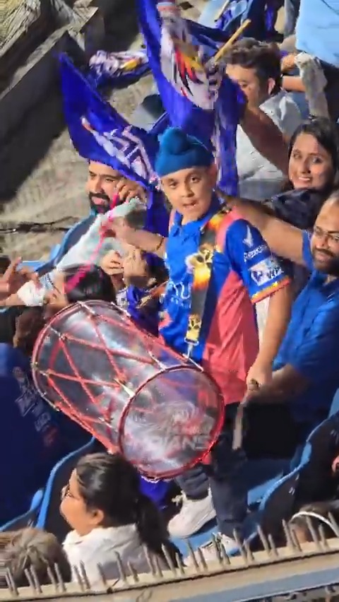 वानखेडे ka vibe, मंडळी ka tribe – full power cheer for MI! 💙✨ #MumbaiIndians #PlayLikeMumbai #TATAIPL #MIvSRH