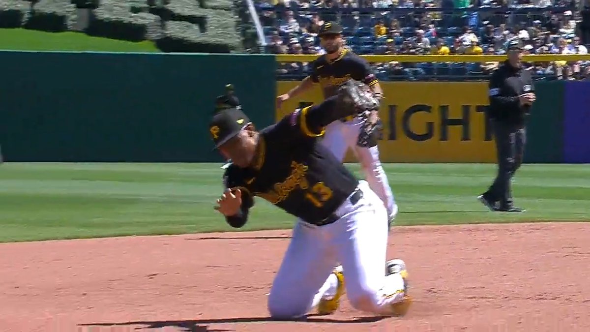 Ke'Bryan Hayes flashes the leather to preserve the lead!