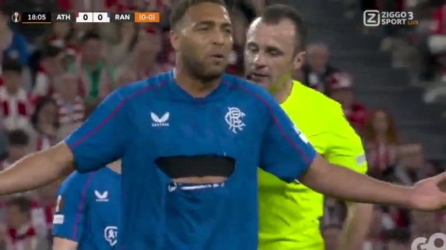 Das pech, shirt weg 😅 De Belg wordt flink vastgehouden, maar de scheids wil er niks van weten 😤 #ZiggoSport #UEL #ATHRAN