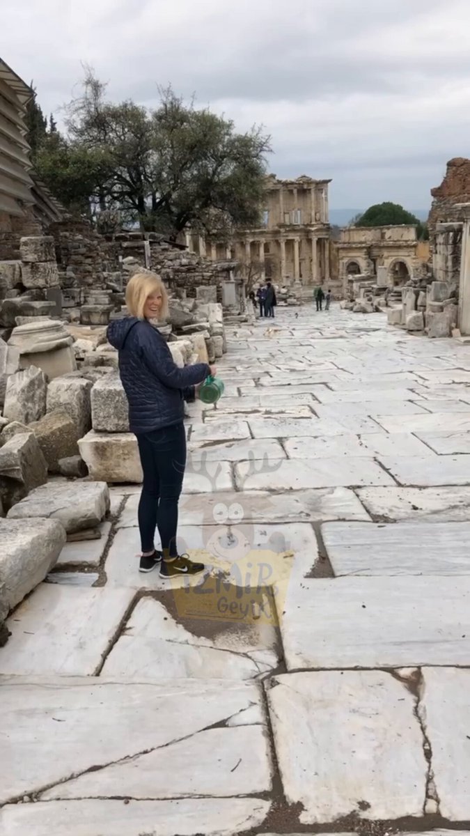 İzmir Efes Antik Kenti'nde, mama kutusunu sallayan bir turistin etrafını kediler sardı.