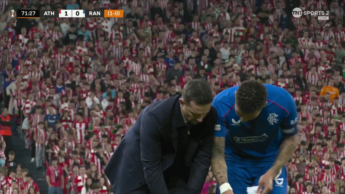 Note swapping 🤝 Barry Ferguson getting his notes over to his defence 🧱 📺 TNT Sports & discovery+ UK