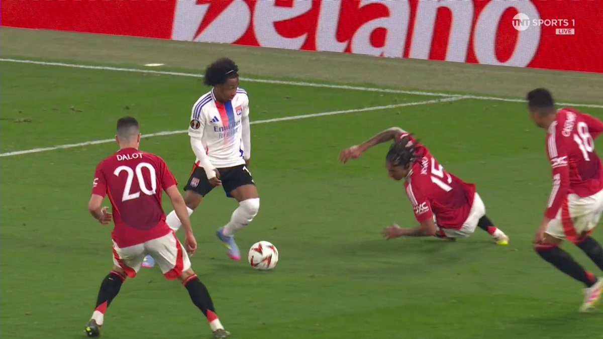 Leny Yoro put his body on the line to defend this shot 👏 📺 TNT Sports & discovery+ UK