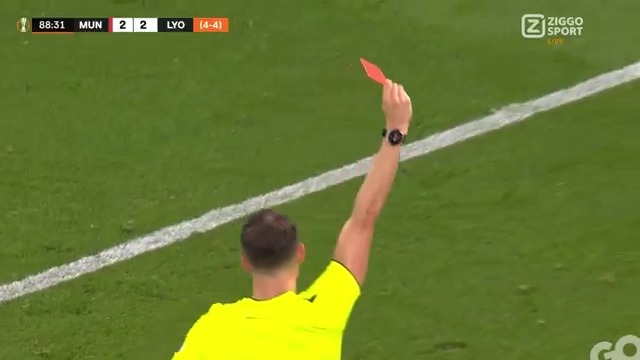 𝐎𝐥𝐢𝐞𝐝𝐨𝐦 🤦♂️ Tolisso lijkt per ongeluk Yoro aan te tikken, maar mag wel gaan douchen 🧼 #ZiggoSport #UEL #MUNLYO