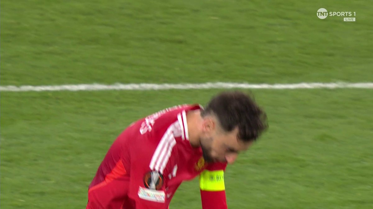 Man United are back in this... Bruno Fernandes makes no mistake from the spot 🎩 📺 TNT Sports & discovery+ UK