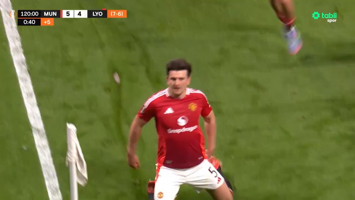 🔥 Manchester United-Lyon maçında yaşananlar: • Manchester United 2-0 öne geçti. • Lyon son dakikalarda beraberliği yakalayarak uzatmalara götürdü. • Lyon uzatmalarda 4-2 öne geçti. • Manchester United 8 dakikada 3 gol atarak maçı kazandı.