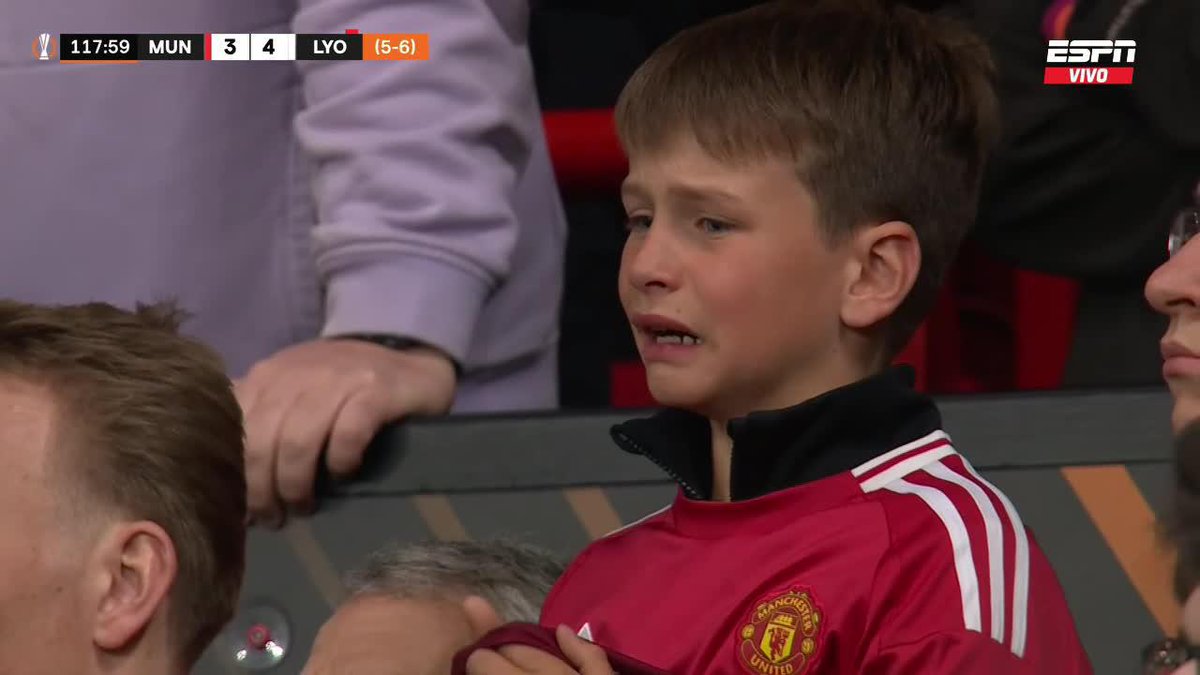 De la tristeza y el llanto cuando estaba quedando eliminado a la alegría cuando lo dio vuelta. Este nene hincha del Manchester. Fútbol. ❤️⚽️