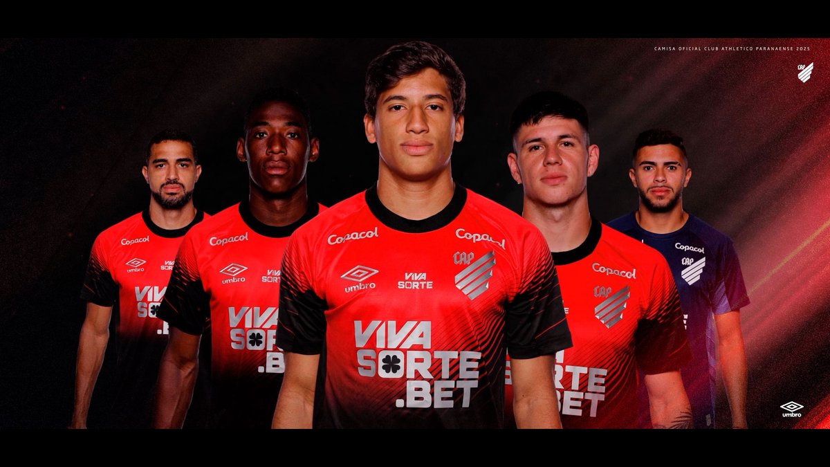 O Furacão nunca foi um time comum. E a nova camisa também não poderia ser. Não é apenas um novo visual, é a tradução da energia e da força geradas dentro do Caldeirão! As listras diagonais sutis e o degradê vertical do preto da barra ao vermelho dos ombros trazem o equilíbrio das cores do nosso Rubro-Negro, representando uma transição da força das raízes que deram origem ao Furacão para o brilho das novas conquistas. A gola com o CAP é um toque de modernidade, mas também de tradição. Ela nos lembra que o orgulho de ser athleticano é incomparável, independentemente do tempo ou da camisa. O grafismo nas mangas representa um movimento constante, a força que nunca se esgota e a paixão que sempre se renova. A coleção de uniformes de 2025 sinaliza uma transição para a coleção de 2026. Ambas buscarão reforçar a identidade do Furacão, em harmonia com a modernidade da nossa marca. O segundo ato (camisas oficiais) começa com a apresentação da camisa 1/2025 hoje e da camisa 2/2025 em maio. Simultaneamente, será feito o desenvolvimento da coleção de 2026. Ela contará com a contribuição de representantes da torcida athleticana, que foram selecionados pelo quiz. 🌪️ Garanta a sua camisa no #EnergiaEmMovimento