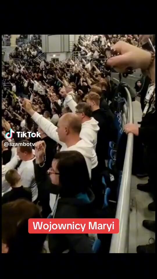 Czy tylko mi to przypomina faszystowski salut dla niepoznaki ubrany w różaniec?