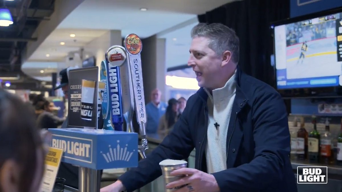 This guy DOES NOT mess around when it comes to 🍻 Thanks for being our Fan Appreciation Night bartender, Colby Armstrong!