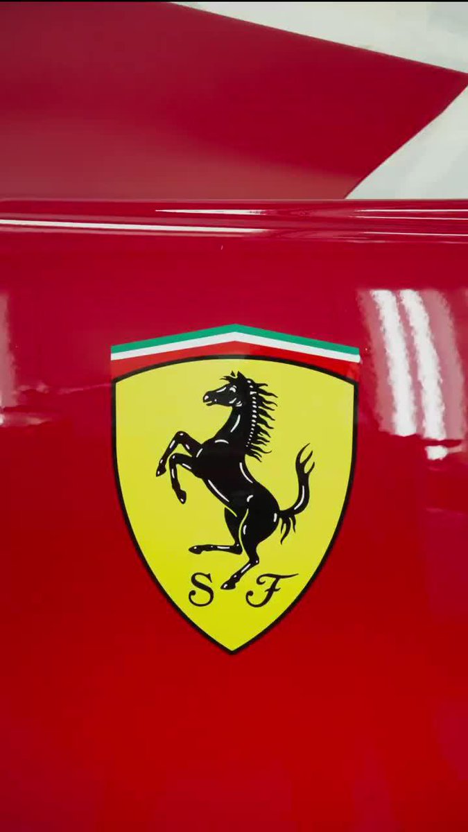 "Ferrari" Por este video que muestran el trabajo que hacen sus empleados para poner el logo en sus autos de la Fórmula 1. Si pensaste que era un sticker, no lo es, pedazo de pelotudo. Ellos laburan de verdad, no como vos que te rascás bien la chota.