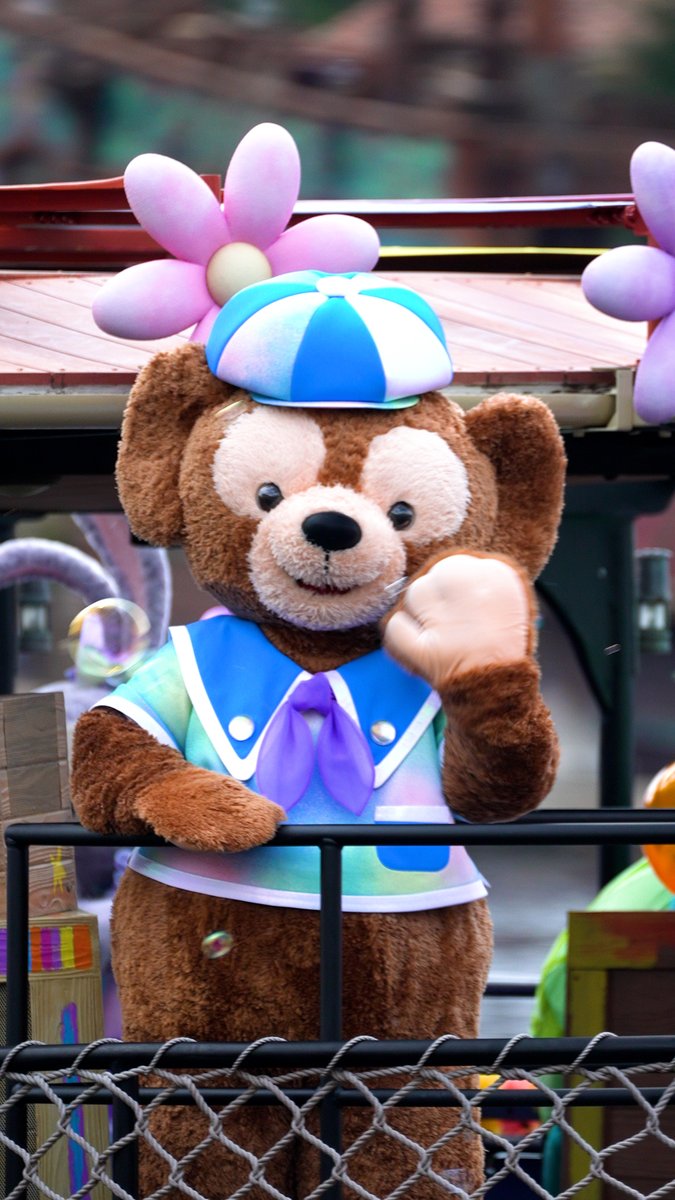 東京ディズニーシーで #ダッフィーアンドフレンズ20周年カラフルハピネス を開催中🫧 エンターテイメントプログラム「ダッフィー＆フレンズのカラフルハピネスジャーニー」の一部をご紹介します✨ ダッフィーたち7人が、東京ディズニーシーの海を巡る冒険に出発🚢 #ダッフィーアンドフレンズ20周年