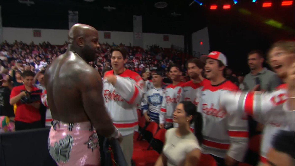 .Sidney Akeem took advantage while MOOSE™️ was busy trash talking the UNLV Rebel Hockey team! WATCH #TNAUnbreakable LIVE on TNA+: