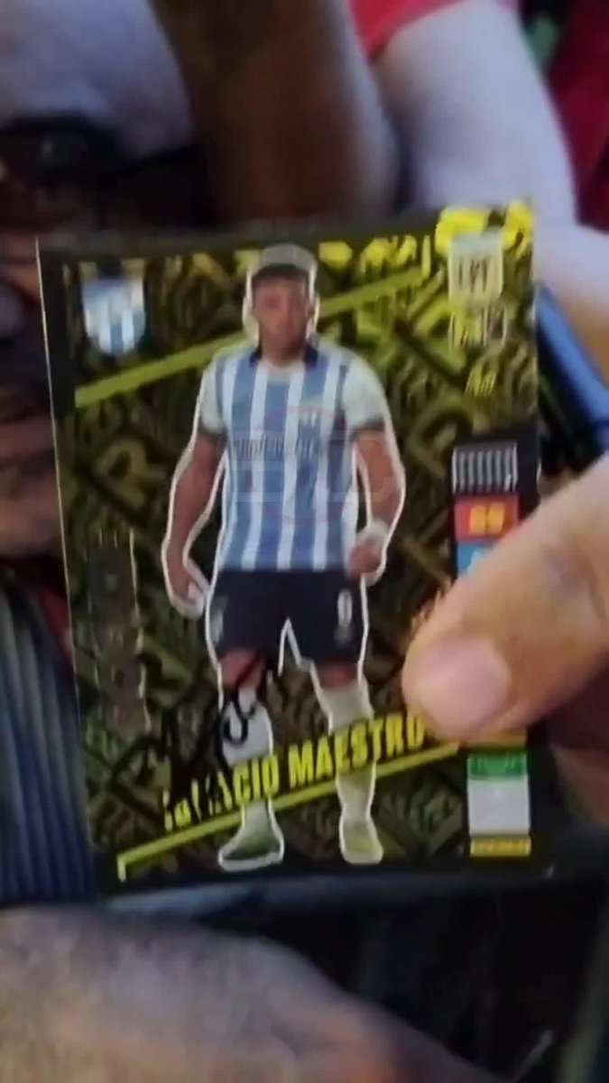 👹 MOMENTAZO EN TUCUMÁN 👹 En la llegada de Independiente, este hincha se llevó la firma de Maestro Puch... ¿Dónde? ¡En una figurita del delantero cuando era jugador del Deca!