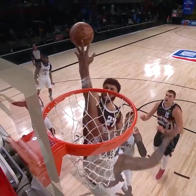 Kawhi literally blocking Jamal Murray with his middle finger