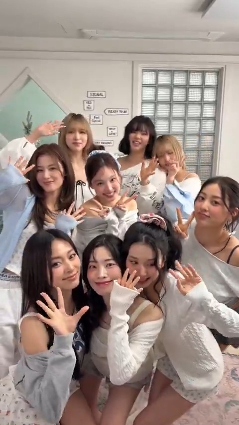 Want to hang out with us? 👉(~˘▾˘)~👈 #원스 #ONCE #트와이스 #TWICE #원스5기 #ONCE_5TH_GENERATION