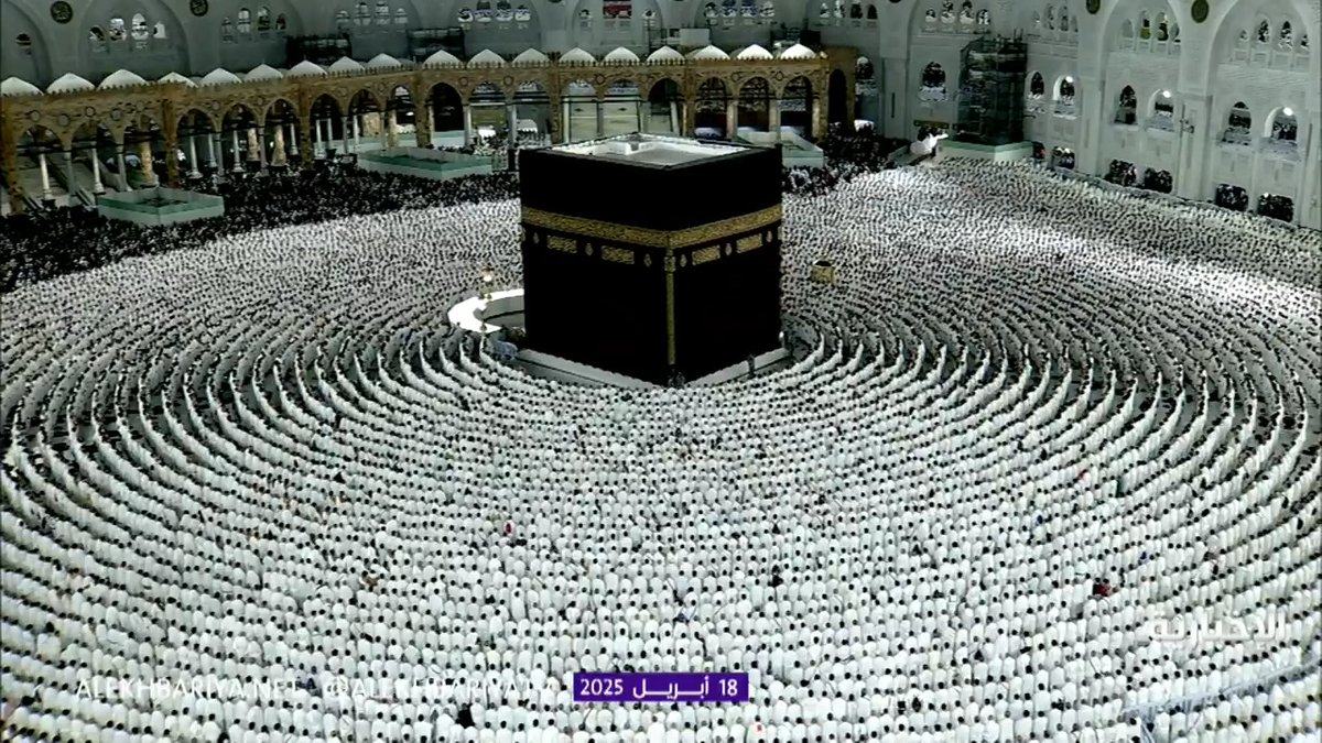 في أجواء روحانية .. تلاوة بصوت خاشع ومؤثر للشيخ عبدالله الجهني خلال أداء صلاة الفجر اليوم الجمعة في الحرم المكي. -