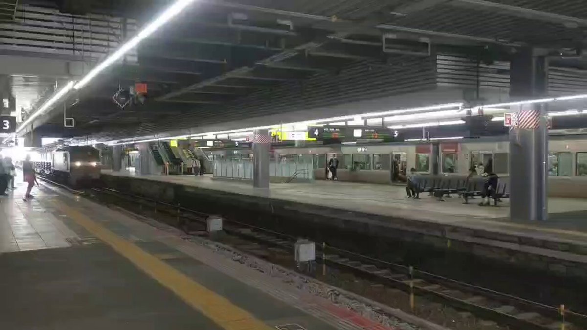 🛤️#北海道新幹線 150mレール輸送🛤️ 北九州市を出発したレールが海を越え、無事に広島駅を通過しました🥰 北海道の長万部駅に向け 28本のレールの旅はまだまだ続きます🗾
