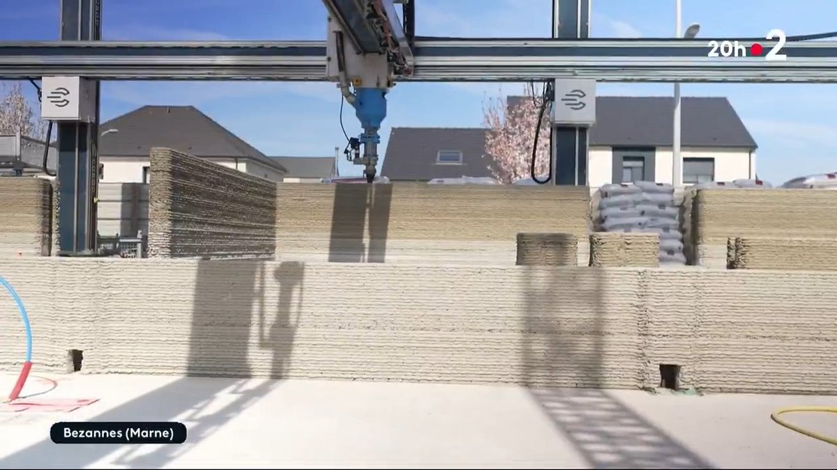🇫🇷🏠 Un grand nombre de maisons et appartements, construits avec des imprimantes 3D, sont développés dans les villes. Plus cher, rapide et plus écologique : le projet plaît à ceux qui y habitent. Ça vous plairait ? 😯