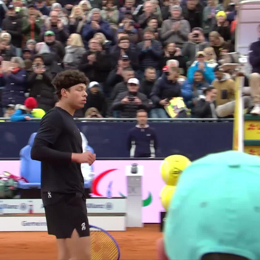Second clay court semi-final ✅ @Benshelton books his spot in the business end as he beats the in form Darderi 6-4 6-3 🙌 #BMWOpen