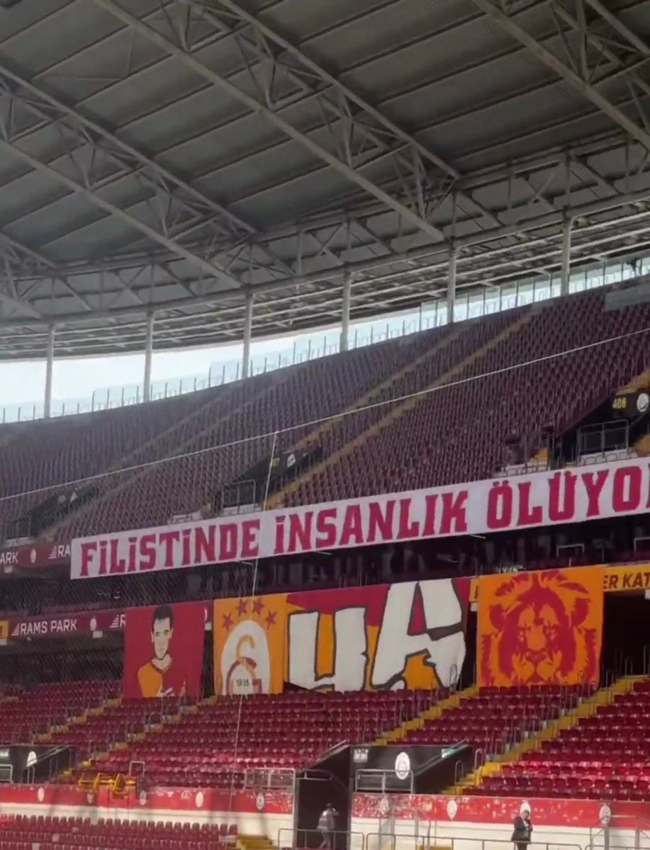 Rams Park'ta bulunan Filistin pankartları