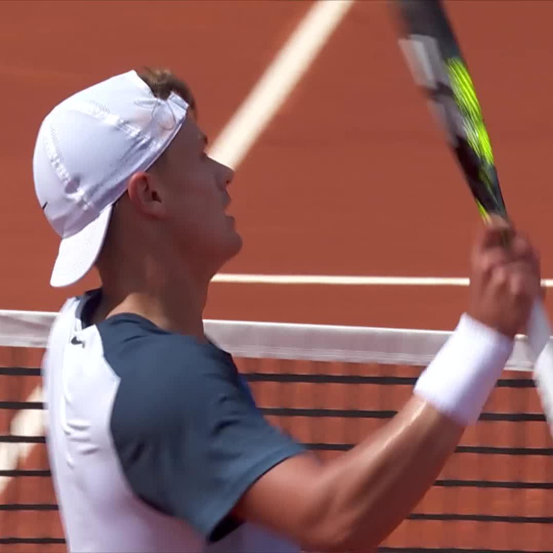 A fine, fine performance 👏 Holger Rune takes out defending champion Ruud 6-4 6-2 in Barcelona for his third consecutive top 10 win! #BCNOpenBS
