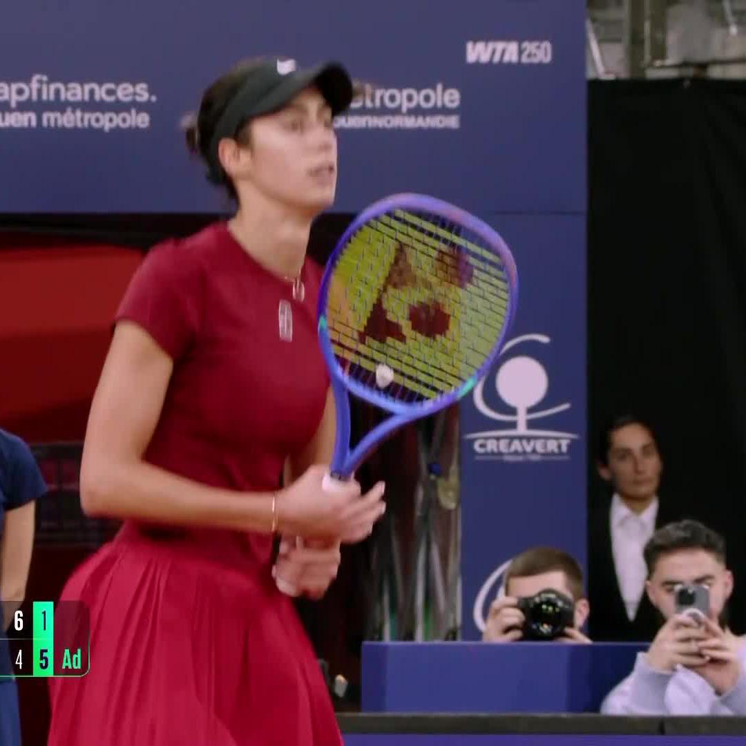 Danilovic digs deep 🪏 Olga Danilovic books her ticket into the semifinals after knocking out Uchijima in a three set battle, 7-6(9), 4-6, 6-1! #OCRM2025