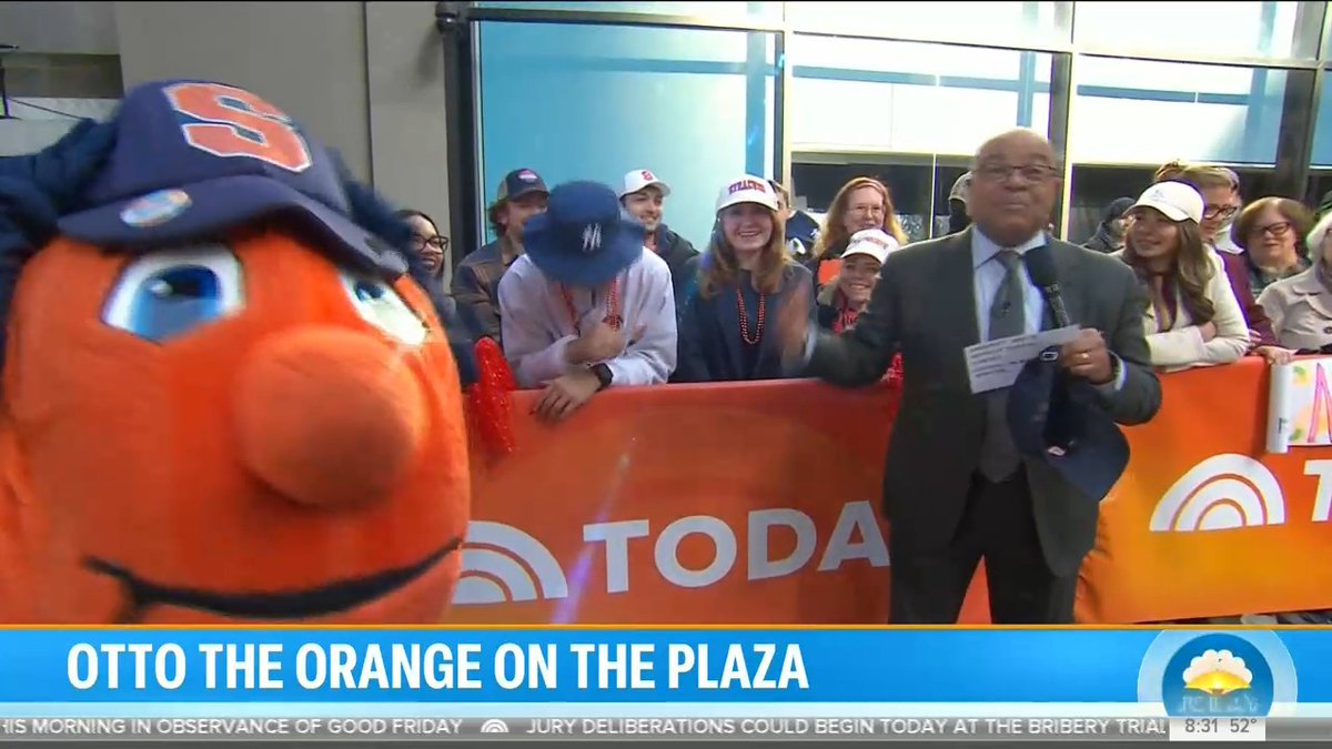 Orange took over the TODAY plaza this morning 🍊 Shoutout to Otto The Orange, @MikeTirico, Syracuse University Alumni🍊 and Newhouse NYC students for showing up!