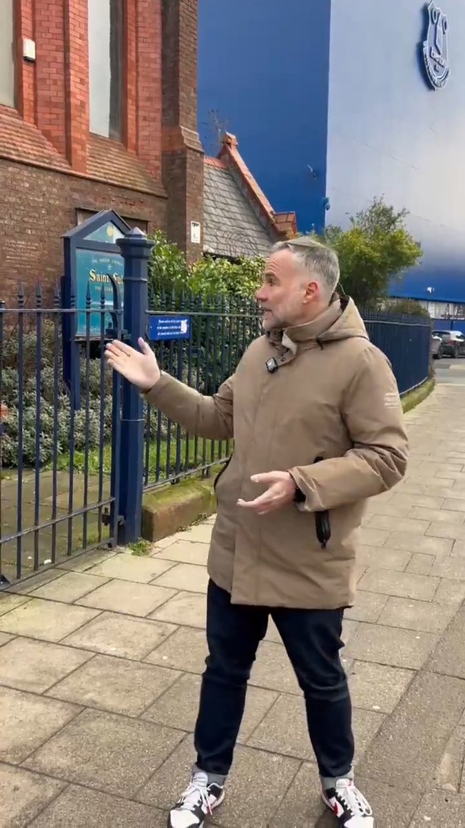 ¿Por qué hay una iglesia anexa al Goodison Park? ⛪ Aquí está La Media Inglesa para explicarlo. 💙