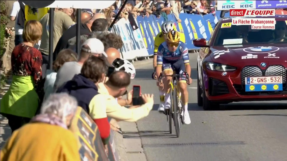 Quel retour pour Remco Evenepoel qui remporte le sprint de la Flèche brabançonne face à Wout van Aert ! #lequipeVELO #DBP25