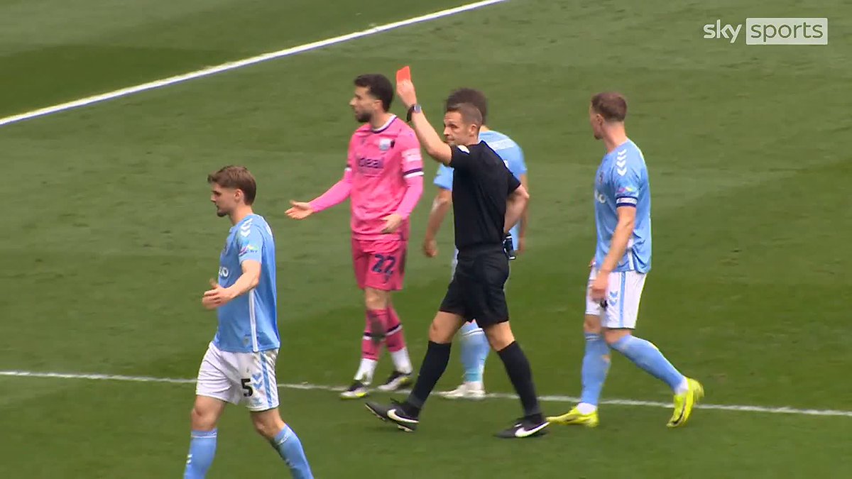 Callum Styles sees red after a second yellow for a clash with Sakamoto 🟥