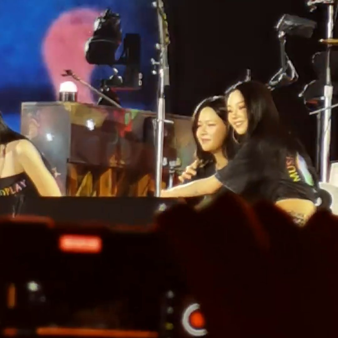 Chaeyoung hugging Jeongyeon during the crouching part 🥺