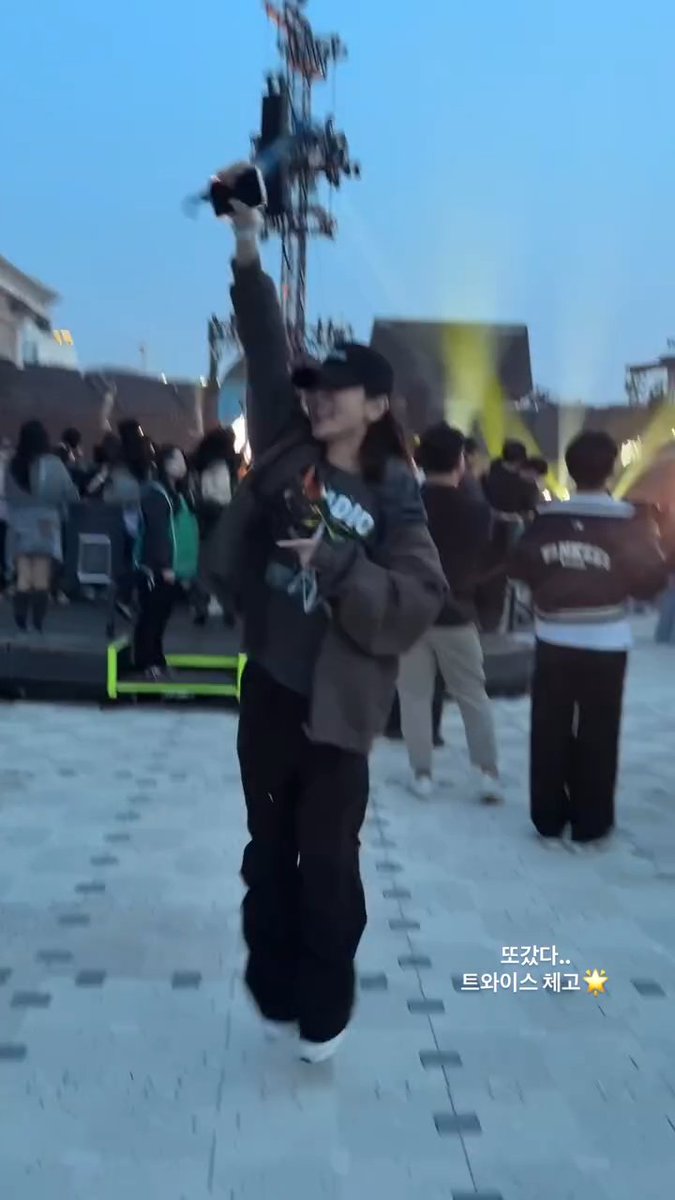 BOL4 Ahn Jiyoung dancing the night away during TWICE's performance at Coldplay "I went again.. TWICE is the best 🌟"