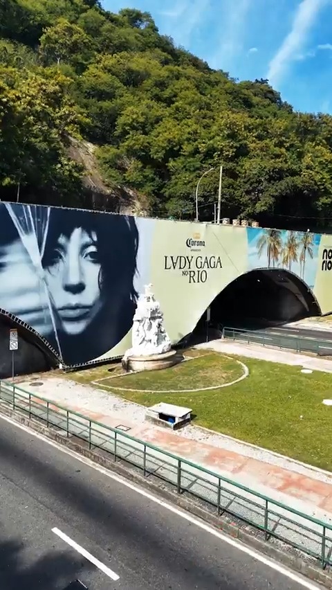 🎥 É claro que a gente foi lá de pertinho registrar esse ícone! Divulgação do show de Lady Gaga, como parte do evento Todo Mundo no Rio, no Túnel Engenheiro Coelho Cintra, em Copacabana 💛