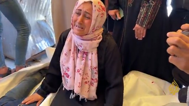 استشهاد 6 فلسطينيين في غارة للاحتلال على صالون حلاقة وسط مدينة خان يونس جنوبي قطاع #غزة #الأخبار #حرب_غزة