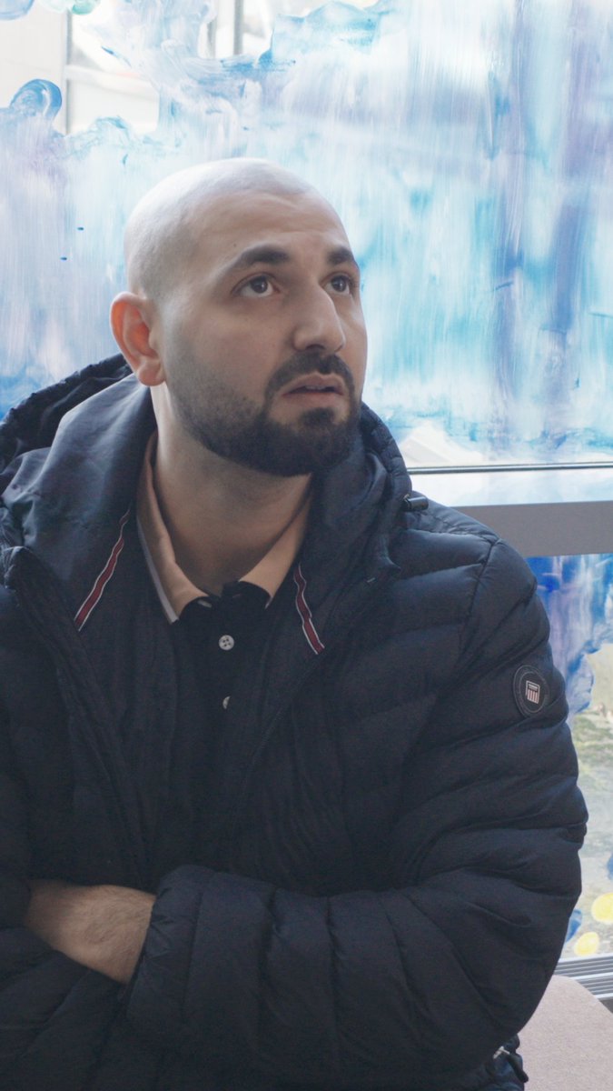 Palestinaaktivisten Abd Al Hade Baltaje står nu åtalad för misshandel av en journalist från Riks. Trots att han har bott i Sverige i över tio år kräver han tolk – och självklart anser han att skattebetalarna ska stå för notan.