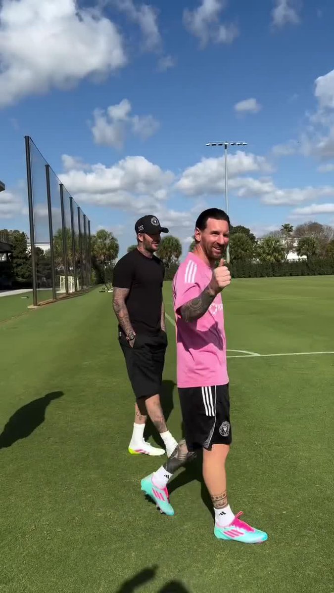🔥😄 RODEADO DE ESTRELLAS 😄🔥 Allen Obando 🇪🇨, Lionel Messi 🇦🇷, Jordi Alba 🇪🇸, Luis Suárez 🇺🇾y hasta David Beckham 🏴󠁧󠁢󠁥󠁮󠁧󠁿 protagonizaron el video del entrenamiento del #InterMiami 🦩🇺🇸, hoy.