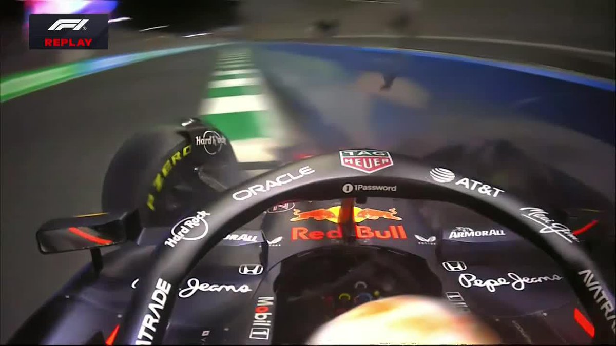 "Yuki Tsunoda" Porque dobló como el orto, le pegó con el neumático izquierdo al muro, perdió el control del auto e hizo pija el Red Bull en la FP2 del Gran Premio de Arabia Saudita. Calculó como el ojete el japonés, hizo suspender toda la práctica.