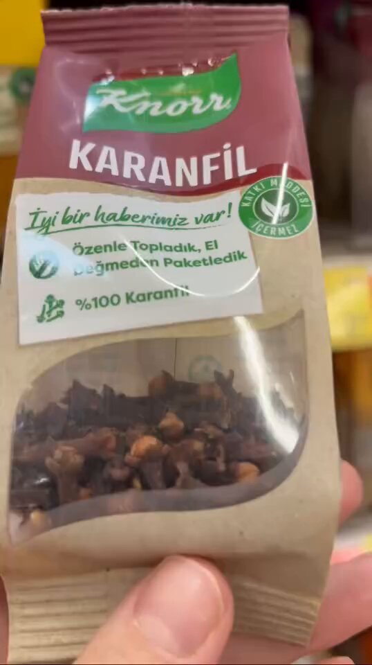 Knorr marka açılmamış karanfil paketinin içinde kıl olduğunu gören bir vatandaş: “İnanılmaz, bir de el değmeden paketledik yazmışlar. Gözlerime inanamadım. Bu ülkede maalesef gıda terörüne alıştık fakat yine de kanım çekildi.” (Denetle)
