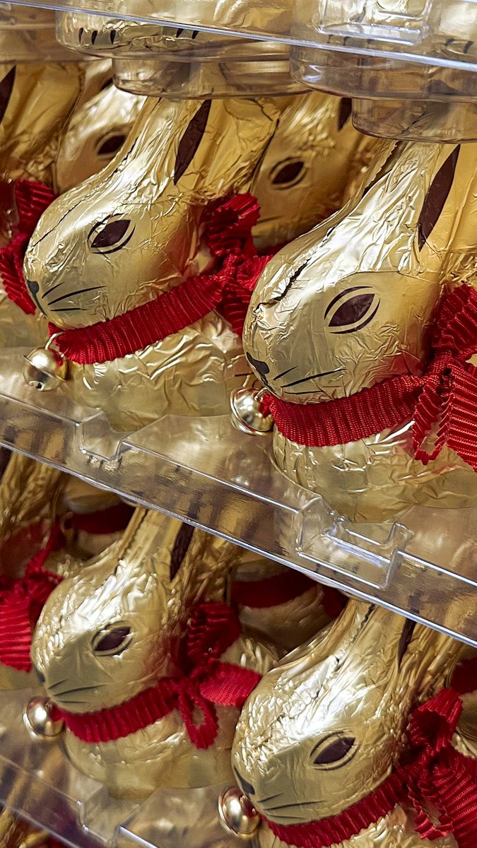 Due to soaring egg prices in the US caused by bird flu outbreaks, people are now dyeing potatoes for Easter celebrations instead of eggs.