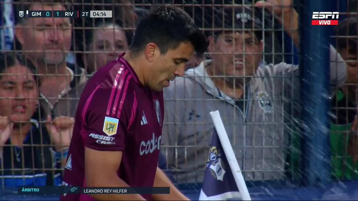 ASÍ NO... Al Huevo Acuña le tiraron agua desde la tribuna del Lobo.