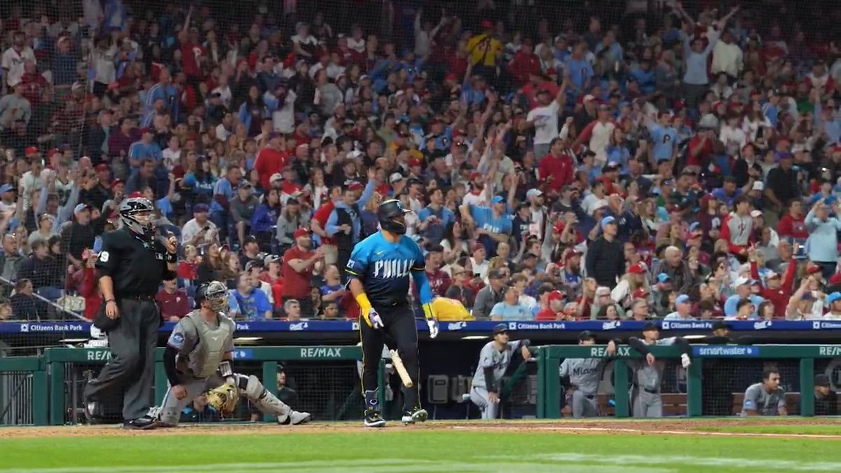 A man familiar with mashing baseballs 👍