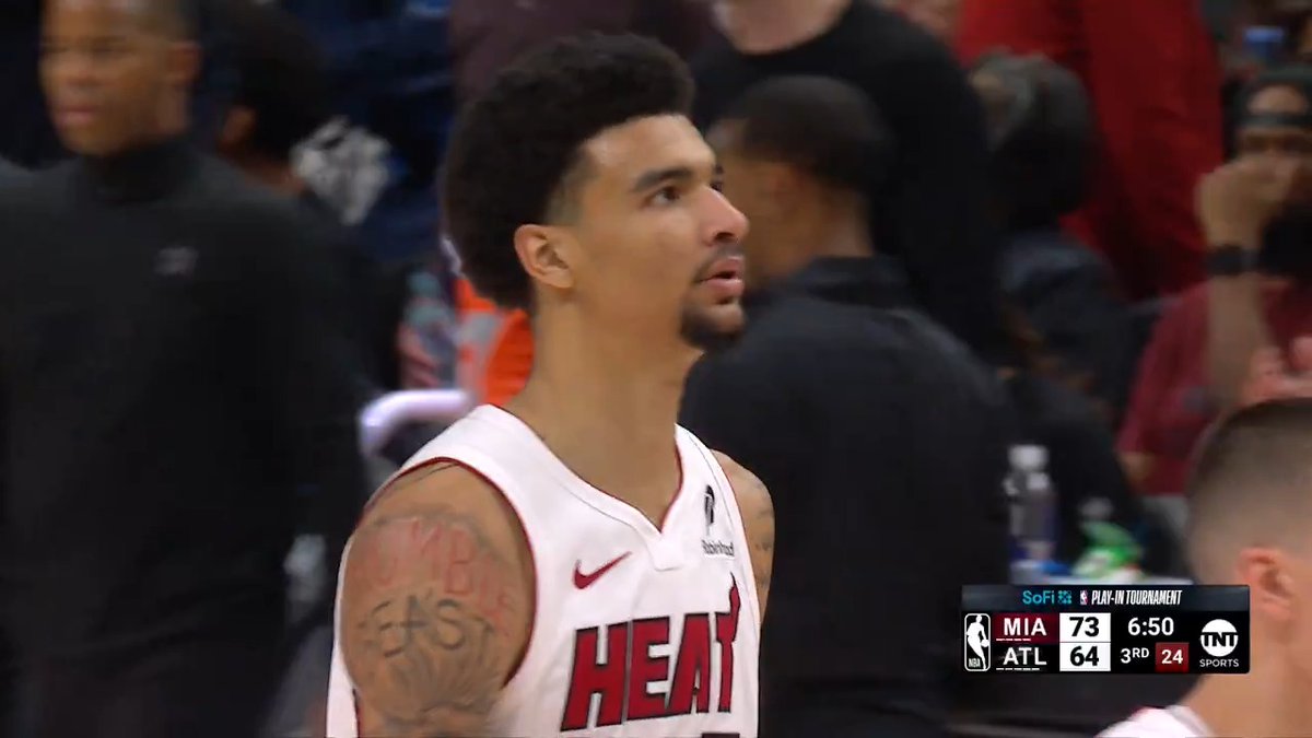 Big to big lob! 2nd half underway on TNT 📺