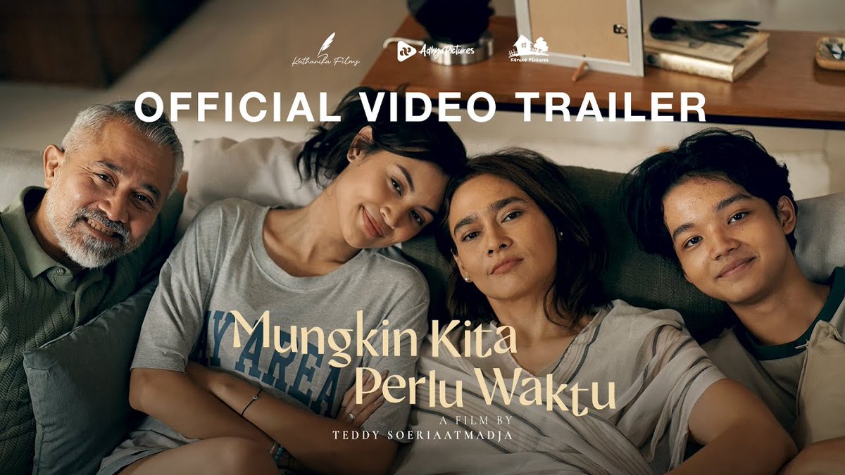 Apapun bentuk sebuah relasinya, ga pernah berantem bukan berarti hubungannya baik-baik aja. Setuju? Teddy Soe kali ini bikin film tentang kecanggungan berkomunikasi dengan sesama anggota keluarga. Trailer Mungkin Kita Perlu Waktu ini menarik sekali. 15 Mei di bioskop!