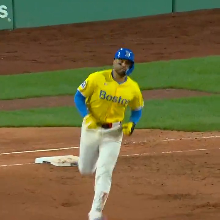 First career homer for Narváez!