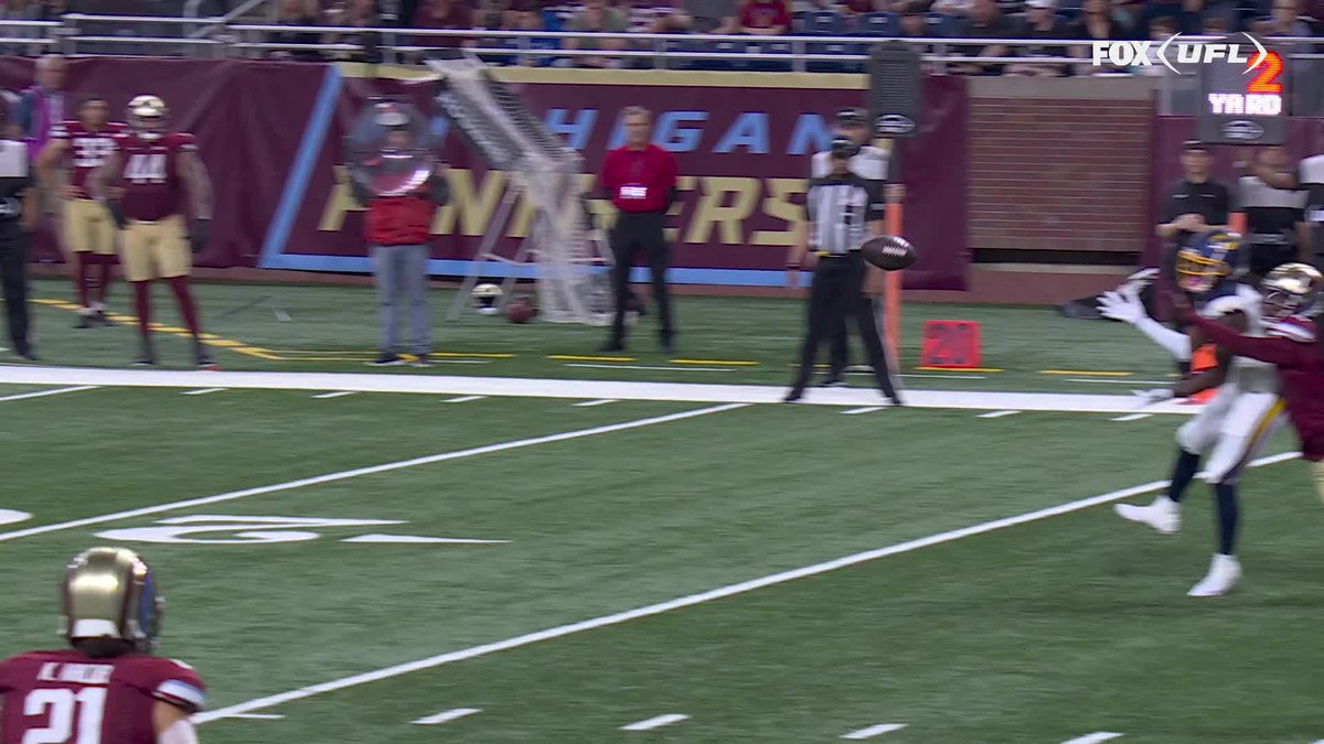 This interception was wild 🤯 Mike Pereira breaks down why the call stands as an INT ⬇️
