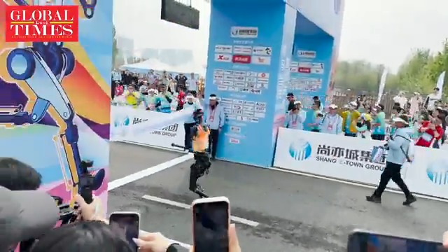 After approximately 2 hours and 40 minutes, the Tien Kung Ultra robot, developed by the National and Local Co-built Embodied AI Robotics Innovation Center, was the first to cross the finish line. Other humanoid robots are expected to follow.