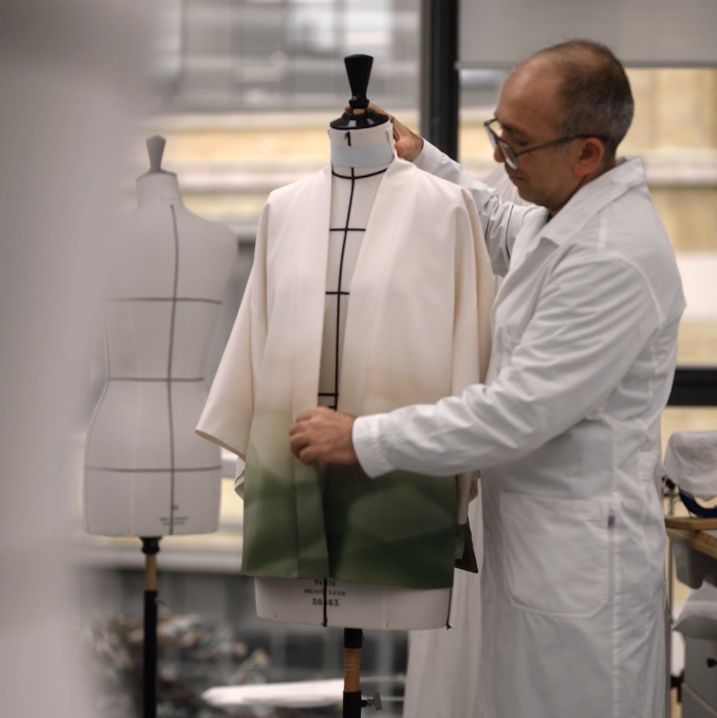 Discover the traditional hikizome brush-dyeing technique and how the Fukuda workshop used it to expertly tint a bolt of narrow-loom tanmono fabric for a specially designed #DiorFall25 by Maria Grazia Chiuri show look. Tap the card for more. #DiorSavoirFaire